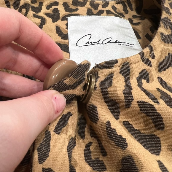 Woman’s medium CAbi cheetah coat - Picture 7 of 7